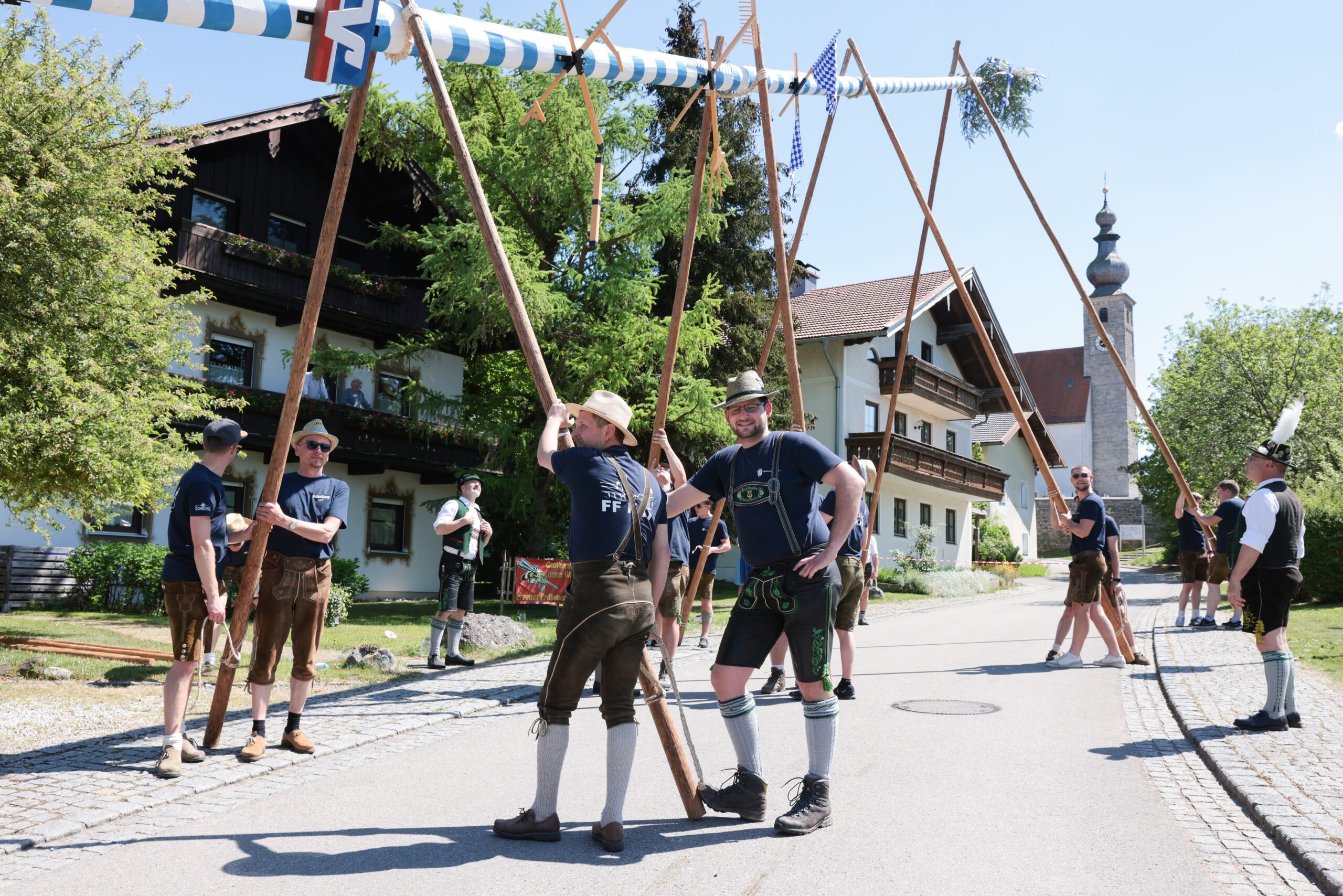 Törring_Maibaum-Aufstellen_2025_2D4A9482