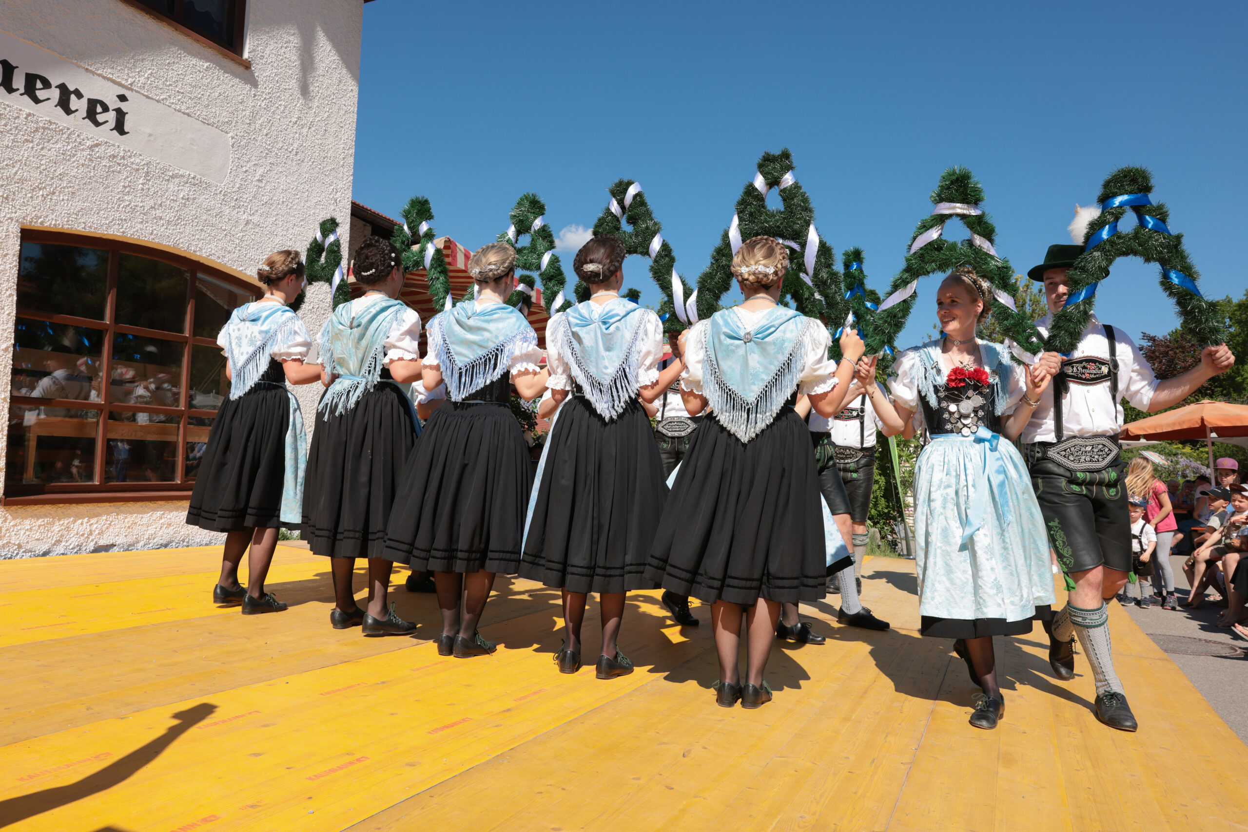 Törring_Maibaum-Aufstellen_2025_2D4A9532