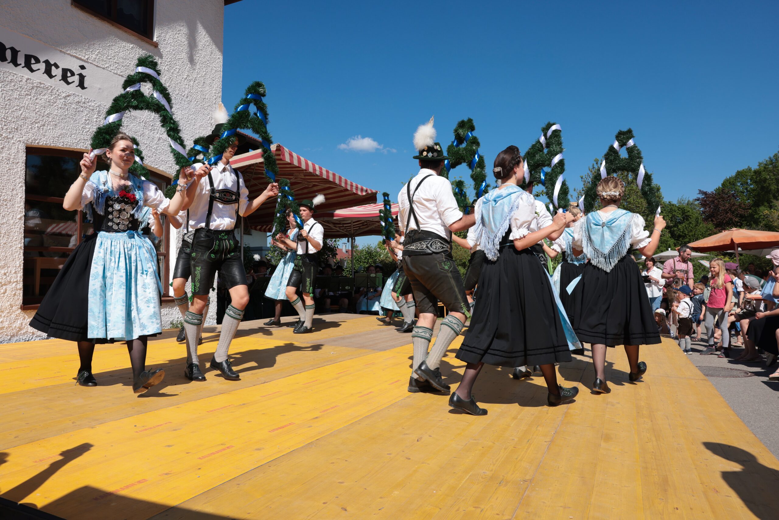 Törring_Maibaum-Aufstellen_2025_2D4A9534